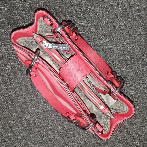 π΄SOLDπ΄πRARE/HTF Michael Korsπ - Cynthia Small Coral Chevron Saffiano Leather - Picture 11 of 16